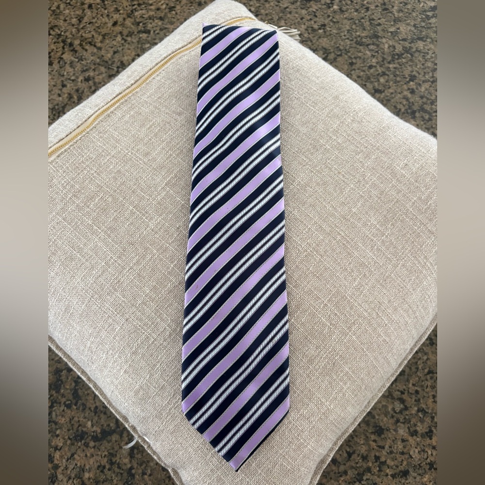 Giorgio Butini men’s silk tie Striped. Lavender and Grey. Great shape